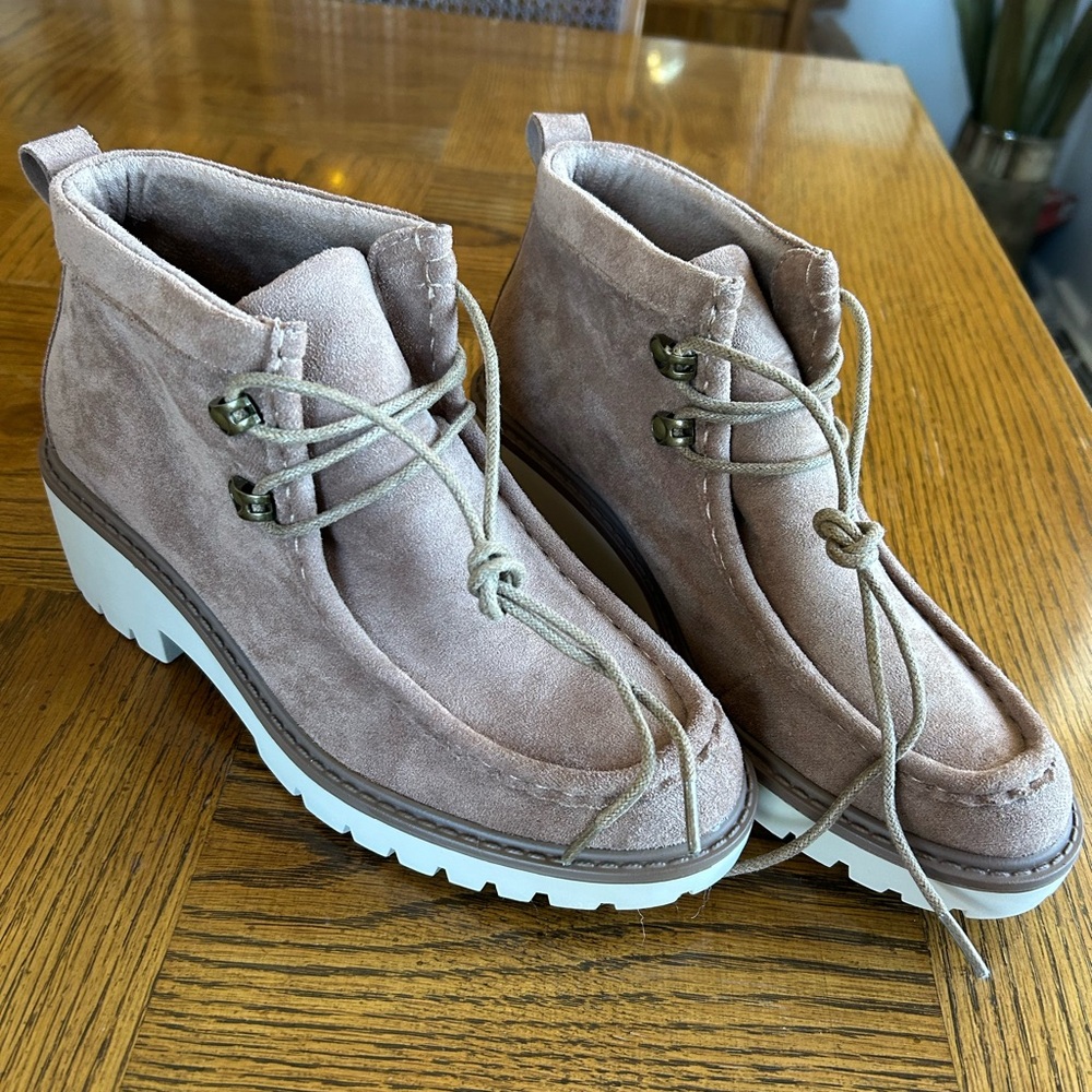 Pierre Dumas - Stylish Women's Lace-Up Boots in Tan Suede - Warm - Never Worn